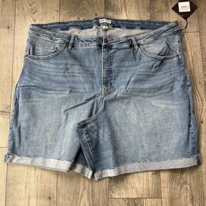 AVA & LIV Women’s Plus Medium Wash Denim Stretch MidRise Shorts 30W NewWithTags